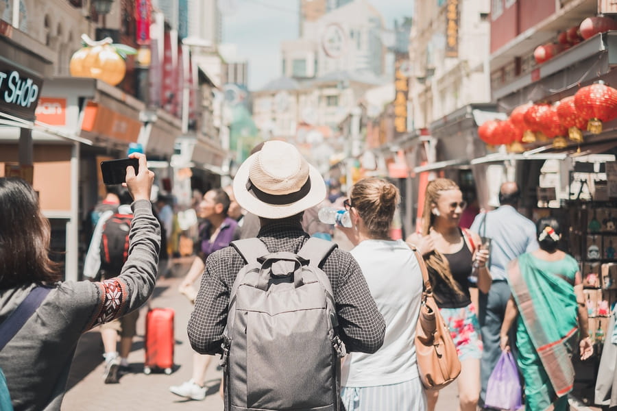hombre viajando por china como turista
